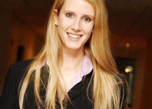Juliana Schroeder Headshot 